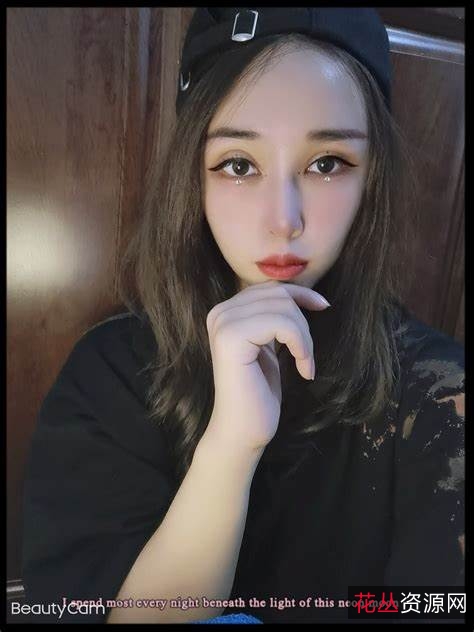 草莓味的软糖美少女青纯性感风格,私房福利大长腿,直播能手谈笑风生!