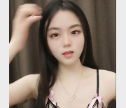 白皙小美女，1V1视频，1.3G，眉清目秀，小妲己般的美丽