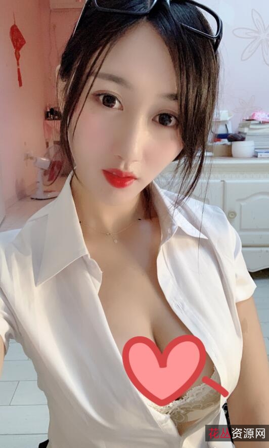 斗鱼小小玉酱:美貌礼物,梦幻诱惑,火箭定制