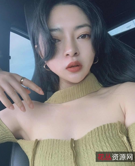 火辣网红尤物!{{网红名字}}带你走进健身世界,释放你的梦想