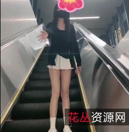 Luna000超A完美身材嫩妹室外多场景游走网红Luna000拍摄的室外多场景视频，记录了Luna000穿着清新活泼、性感迷人的造型，在商场、公园、河边等多个场景下的表演，重新定义美的概念。