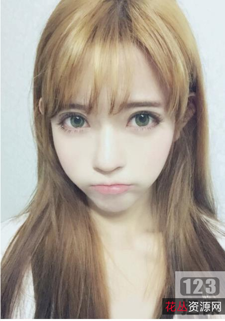 00后美少女萌妹子穿搭写真：白色纱裙+丝袜+性感大长腿