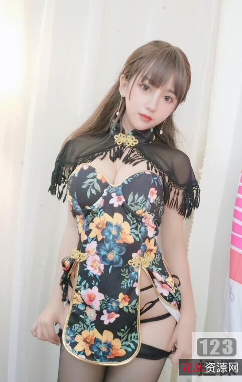 过期米线线喵100多万粉丝写真合集:女仆长、红丝绒旗袍、人间记录等