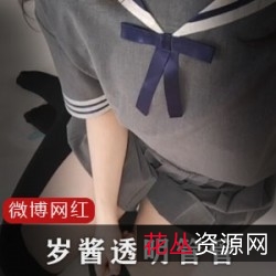 网红岁酱玩转透明管管,灰机场穿搭自嗨摆弄!