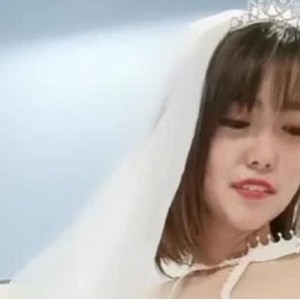 梦幻撞衫：两位精选女主播穿上白色婚纱，沙滩上的浪漫画面