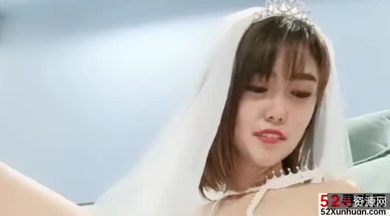 梦幻撞衫:两位精选女主播穿上白色婚纱,沙滩上的浪漫画面