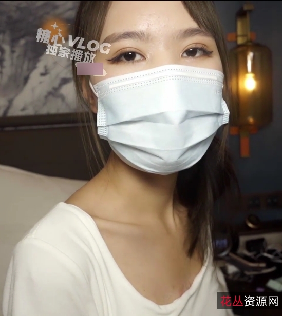 大学生约会时穿黑丝牛仔裤，使用无屏障后推车内释