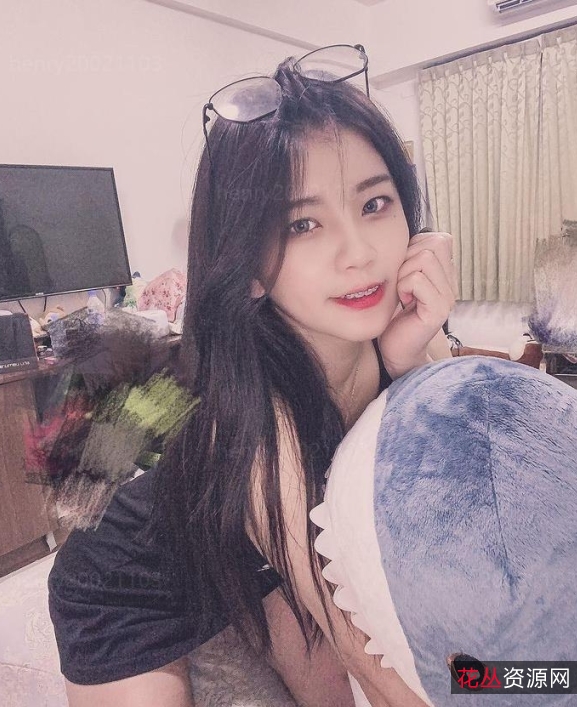 美女主持人被指教成小小狗的自拍合集