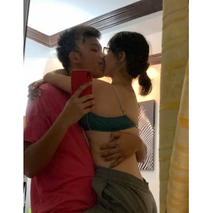 超精选女主播『Julz』与男友私拍展示漂亮馒头女神友各种啪C