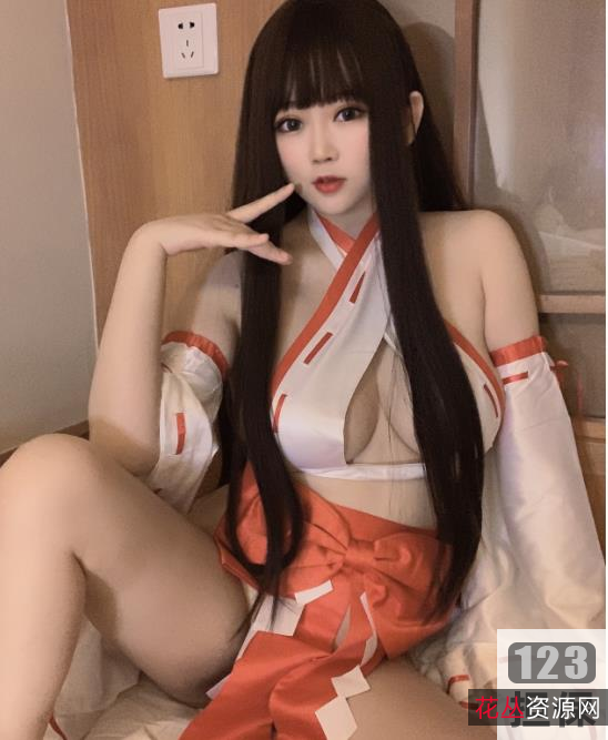 是依酱吖:性感女巫COS服装,微胖妹子COSER玩笑视频精彩下载