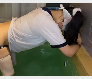 根据提供的内容，可能的标题如下：1.浴池给力体C服：给力白菜价2.1V674M：穿体C服妹子在浴池玩耍3.金猪有钱人的口作品：浴池里的双马尾妹子4.给猪拱：穿体C服在浴池的猪口作品