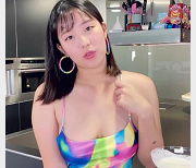 留学生欧祖儿展示欧美审美风格，穿高跟鞋长裙在厨房与男同学激烈战斗