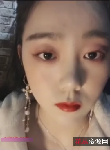 最新镜前打粑粑互动甄选露脸美女翘臀后推车对镜子狂干