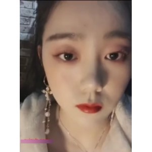 最新镜前打粑粑互动甄选露脸美女翘臀后推车对镜子狂干