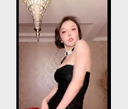 超精选人Q自拍热舞视频，千岁小巫婆化妆邪术展现妩媚魅力