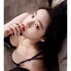 精选身材女性在天台上的全方位展示