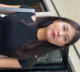 粉色紧身裤美女展示翘臀长腿，高清视频分享