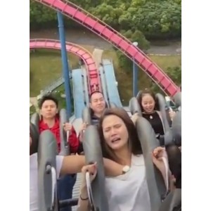 活力和热情，让人不由自主地被吸引。如果你也想在公共场所找到一种别样的解压方式，那就赶紧来甄选这个视频吧！让小梦带你领略不一样的互动感觉，释放压抑的心情，让宿醉女也能找到自己的乐趣！