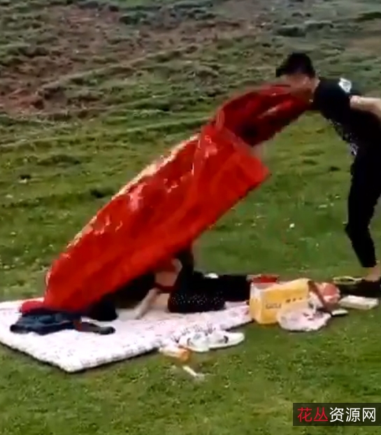 活力和热情,让人不由自主地被吸引。如果你也想在公共场所找到一种别样的解压方式,那就赶紧来甄选这个视频吧!让小梦带你领略不一样的互动感觉,释放压抑的心情,让宿醉女也能找到自己的乐趣!