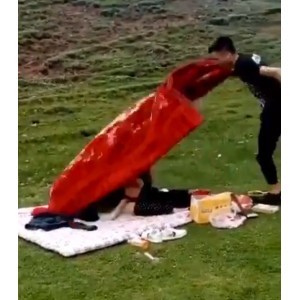 活力和热情，让人不由自主地被吸引。如果你也想在公共场所找到一种别样的解压方式，那就赶紧来甄选这个视频吧！让小梦带你领略不一样的互动感觉，释放压抑的心情，让宿醉女也能找到自己的乐趣！