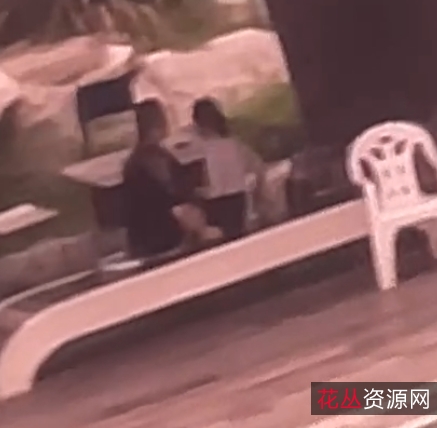 活力和热情,让人不由自主地被吸引。如果你也想在公共场所找到一种别样的解压方式,那就赶紧来甄选这个视频吧!让小梦带你领略不一样的互动感觉,释放压抑的心情,让宿醉女也能找到自己的乐趣!