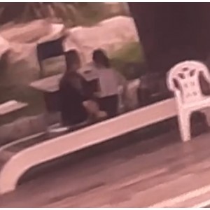 活力和热情，让人不由自主地被吸引。如果你也想在公共场所找到一种别样的解压方式，那就赶紧来甄选这个视频吧！让小梦带你领略不一样的互动感觉，释放压抑的心情，让宿醉女也能找到自己的乐趣！