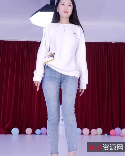 视频内容包含了阿珞的完美身材和活力美少妇形象,展示了她的有氧健身给,视频大小为3V,数量为578M,精选的顶级全祼视频,让人仿佛置身于健康的世界中。