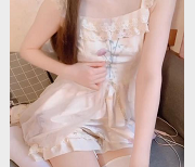 糖心妮酱白丝猫猫袜私定视频，妹子身材水晶般晶莹剔透