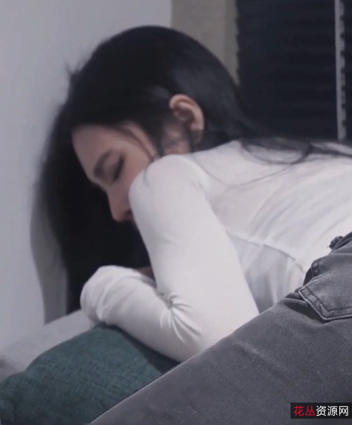 网络美女牛仔裤开破洞撅屁屁,大物件无屏障进入花,压缩文件密码解压手机电脑观看