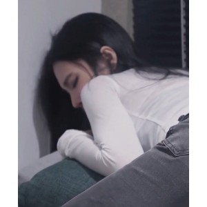 网络美女牛仔裤开破洞撅屁屁，大物件无屏障进入花，压缩文件密码解压手机电脑观看