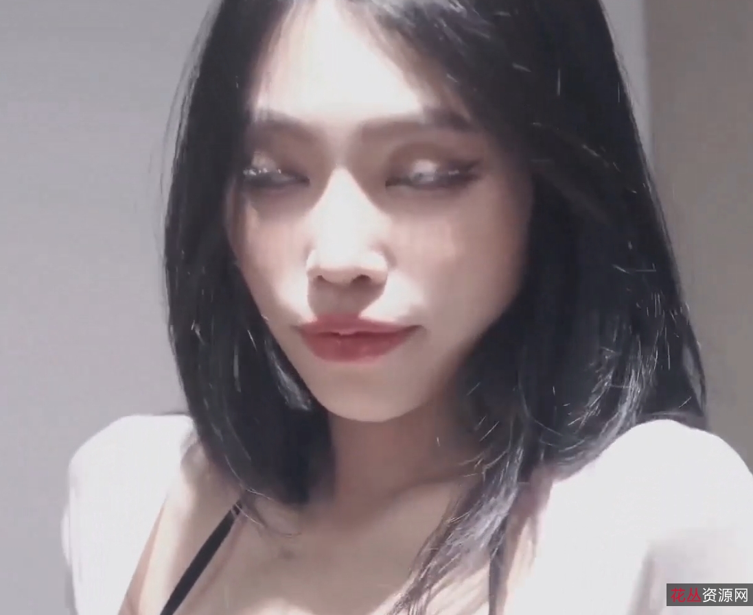 网络美女牛仔裤开破洞撅屁屁,大物件无屏障进入花,压缩文件密码解压手机电脑观看