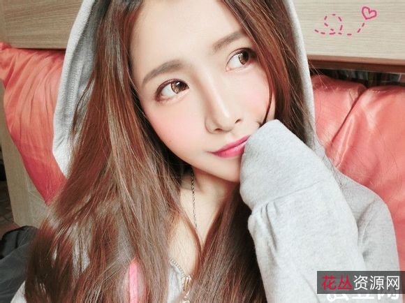 您感受到网红美女小黑的魅力。赶快收藏这个宝藏美女的视频，与她一同感受粉嫩妩媚的视觉盛宴吧！（视频大小/数量：6.8G，13套）