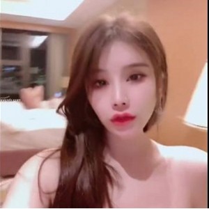 抗拒。最新8月无水印推特露脸绿茶婊Roses鲤鲤[58V1.9G]绝对是您不容错过的精彩视频！