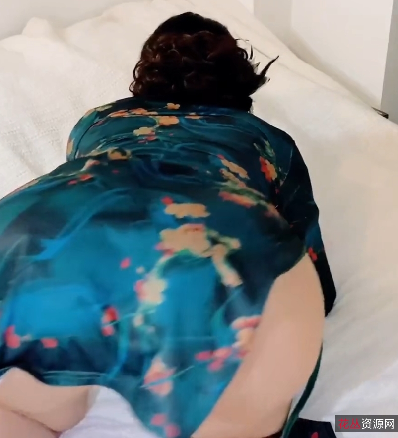 白皙旗袍熟女妻子:1个大物件视频