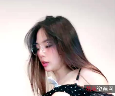 快手甜美墨迹最新合集2V1.5G,侧脸自拍,身材不错