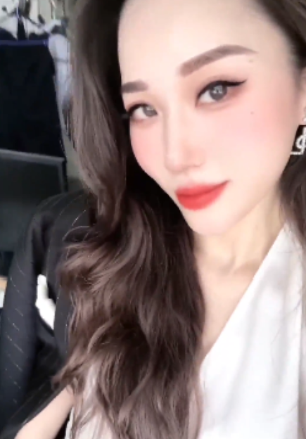 抖音C姨大哥深夜合拍合集8V409M白到发光