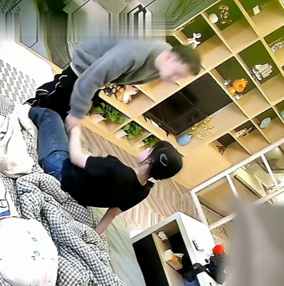 1.75G小情侣探索身体酒店拍摄2V太诱惑